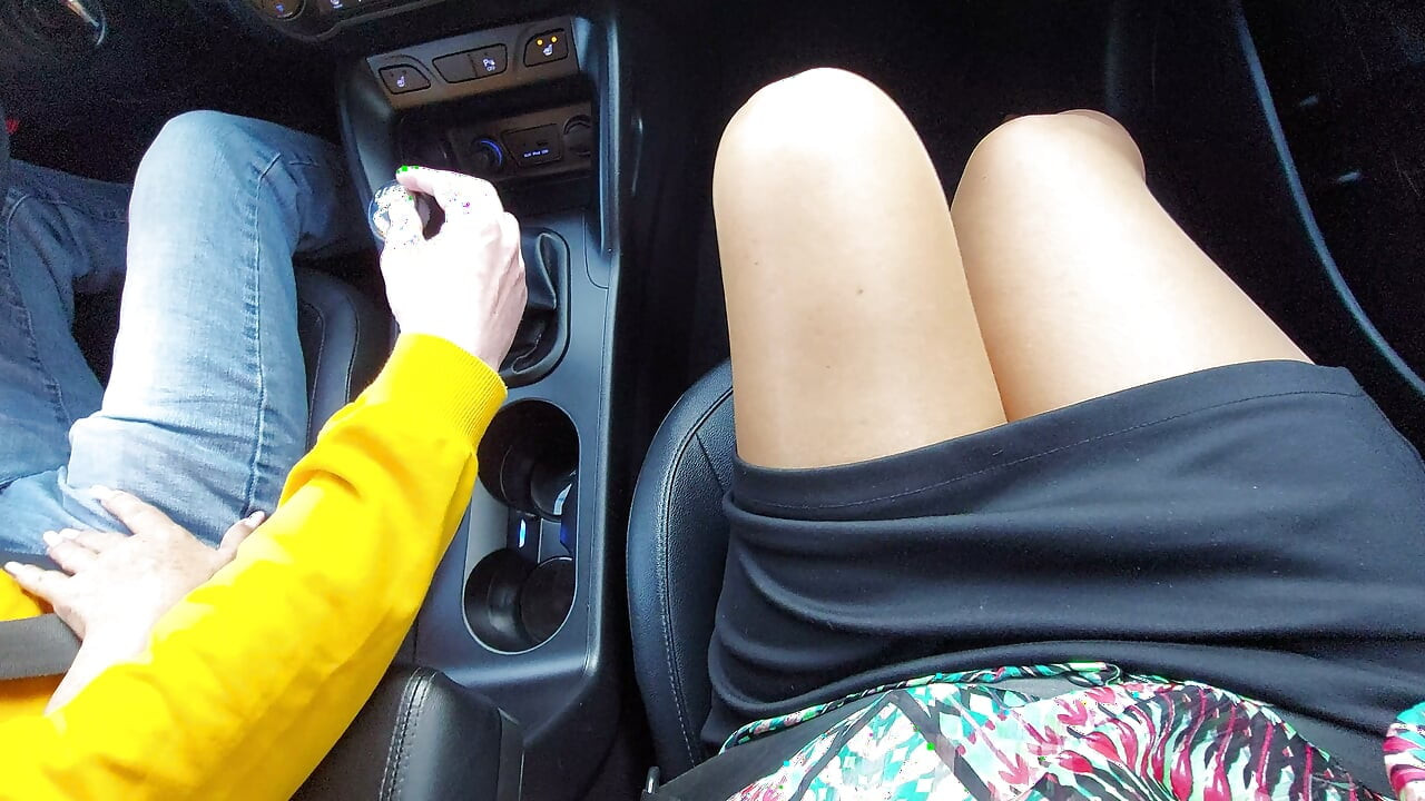 Elegant och vacker milf beställer en taxi på morgonen på väg till kontoret