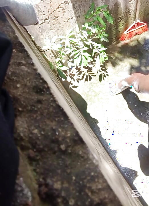 火辣阳光明媚的一天鸡巴按摩变得狂野