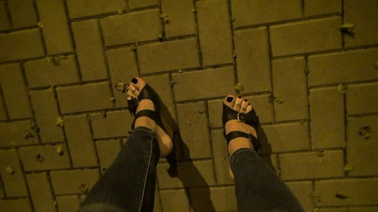 Saya menggoda di depan umum dengan kaki saya di wedges tinggi