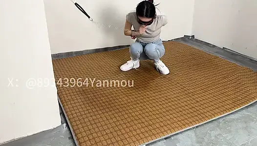 Memenjarakan gadis dengan celana jins ketat