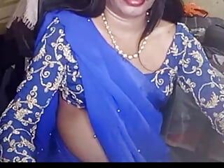Crossdresser indio en sari azul