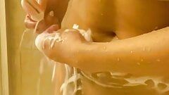Doce havaiano depila buceta no banho, apenas ventiladores vazam