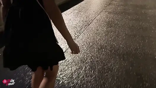 Pelacur pirang ditarik di festival rakyat dan kacau di tengah hujan !!