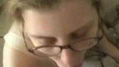 Amateur estudiante novia con gafas mamada esperma comiendo