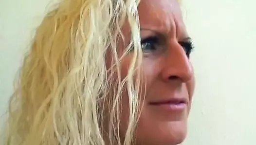 Niemka z blond włosami wypróbowuje spermę z BBC