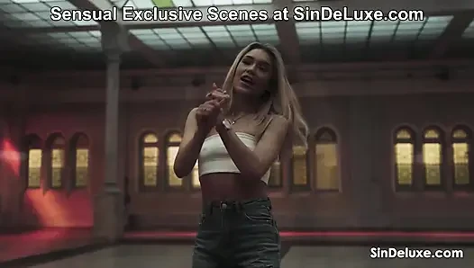 Великолепная порнозвезда Rika Fane оставила меня за дыханием! от SinDeLuxe
