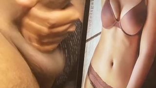 Sri Divya neues Bikini-Kleid, Schwanz-Massage-Hommage