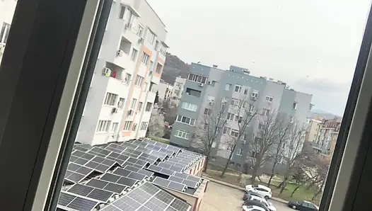 Wortel di antara payudara besar