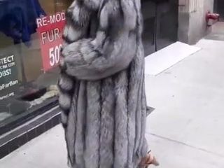 Chica en un abrigo de piel