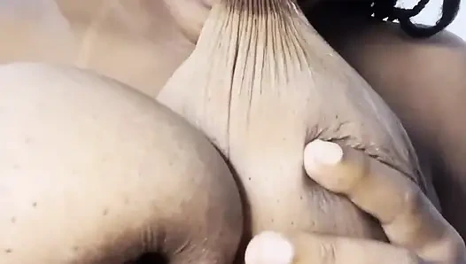 Ich beiße in meinen riesigen, köstlichen