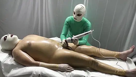 Latex Danielle - Der arzt untersucht den patienten