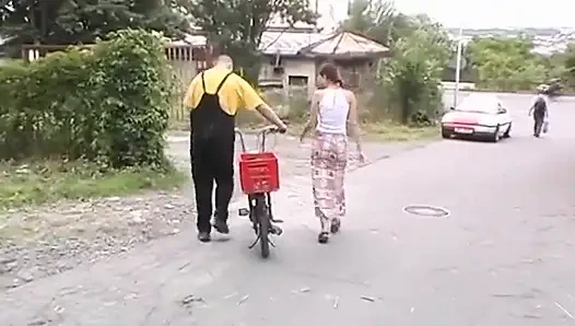 Güzel bir esmerin üzerinde karşı konulmaz göğüsler