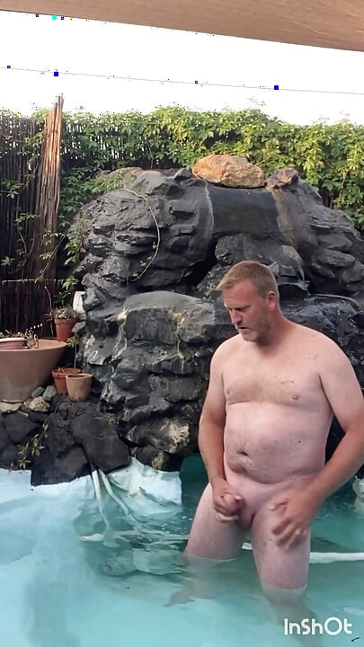 Seksi golotinja kraj bazena