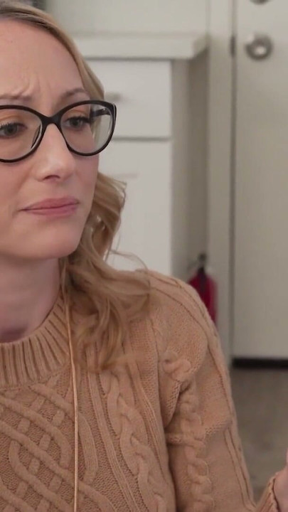 Azgın üvey oğul özgürce ağrılı taşaklarını iyileştirmek için büyük memeli üvey annesi Crystal Clark'ı kullanıyor - serbest kullanım orta yaşlı seksi kadın | Klip 1