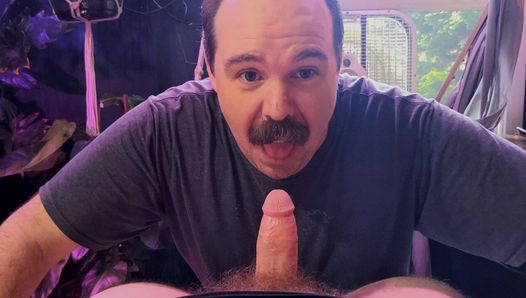 Big daddy bubba frota un hermoso bigote sobre la polla gorda del oso sexy, luego se folla la cara, se masturba y chupa la corrida 4k