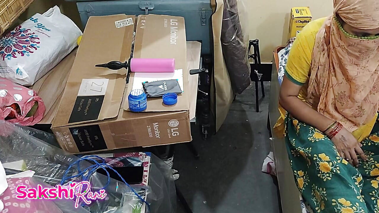 Kaamwaali Ki Thukayi 性爱完整视频，店主发现她在自慰阴户，印度女仆性爱视频 Mms 印地语谈话