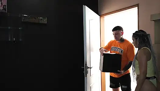 Kargo için ödeme yapmak zorunda kalmak için postacıyla sikişeceğim