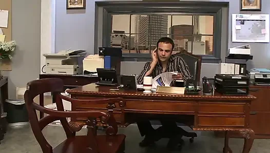 Büro-schÃ¤tzchen szene-4_horny vollbusige brünette fickt Bürokollegin auf dem schreibtisch