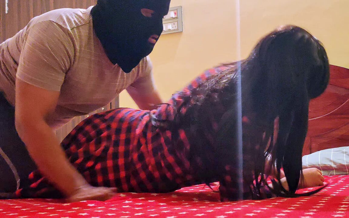 Ateşli ev hizmetçisi evde saklanan maskeli adam tarafından sikiliyor.