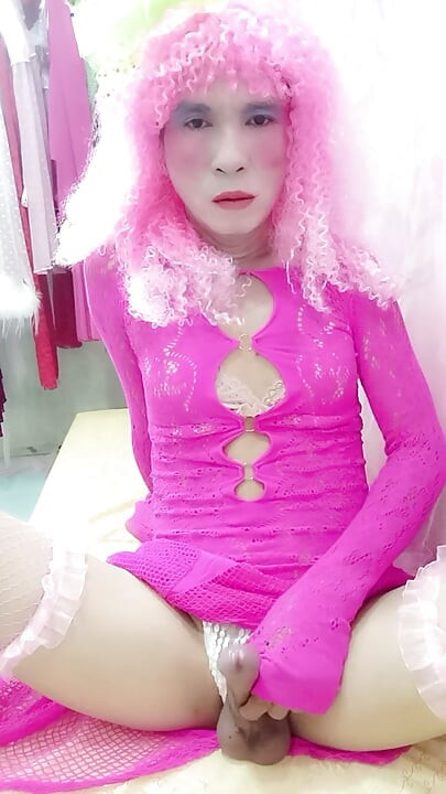 Oanh Le transgender w seksownej sukience robi sobie selfie