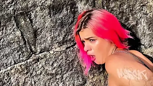 Saya pergi untuk menghabiskan beberapa hari di rumah seorang teman, dan saya menemukan temannya yang nakal melihat apa yang terjadi