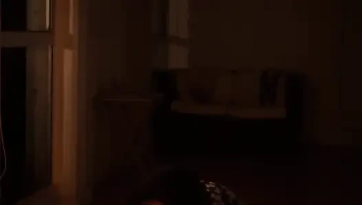 Sinnliche Latina macht Striptease bei wenig Licht