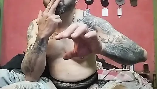 Sigara içiyor ve götümle oynuyor
