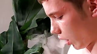 Il giovane gay fumatore dennis si masturba da solo mentre è sdraiato sul divano