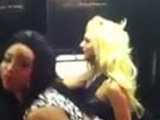Tgirl Barbie troia che balla nel bagno di una discoteca