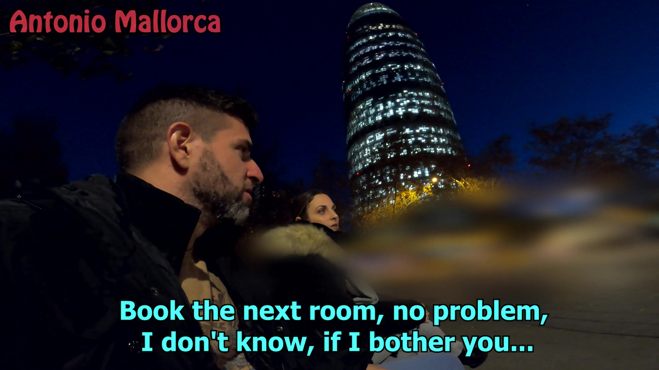 在我丢了airbnb后，热辣的大屁股西班牙人邀请我去她的酒店房间