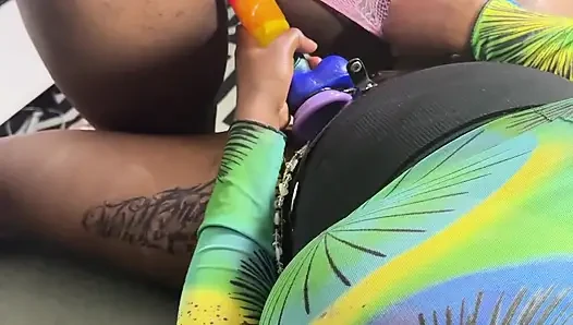 Dua lesbian hot pakai strap-on