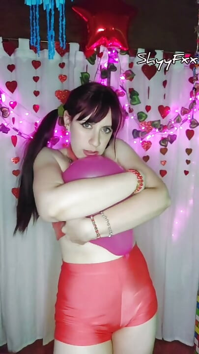 Shyyfxx, joyeux carnaval ! Je joue avec des ballons sur mon corps - fétiche de looner