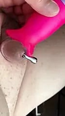 Kleine man zit vol en heeft plezier