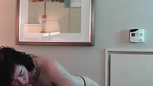 Süper seksi minyon dövmeli genç kız yarak emiyor - derleme 2