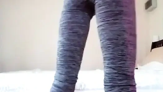 Celana yoga menggoda dan fingering pantat berminyak