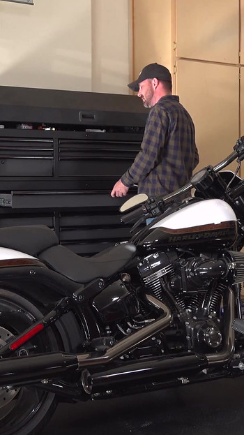 Kendra Cole la motarde dévergondée suce un mec