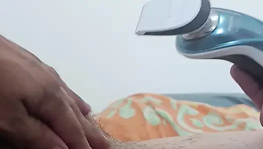 Mencukur memek berbulu istriku
