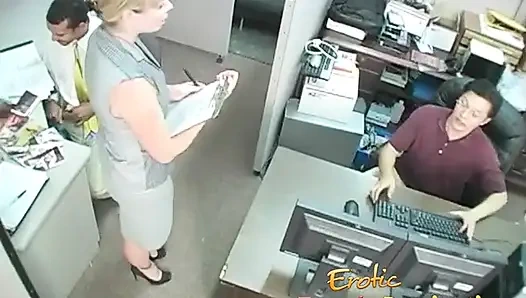 Женское доминирование, милфу залили кончой на ступни после того, как раб дрочил свой черный член