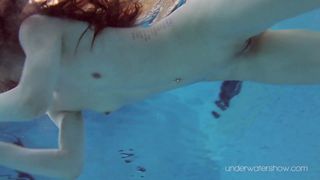 Roxalana Cheh - сексуальная рыжая под водой