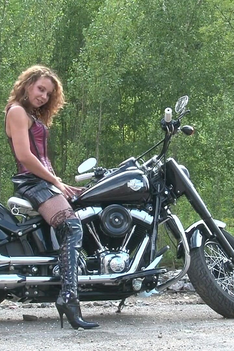 Stijlvolle babe fotoshoot op de chopper