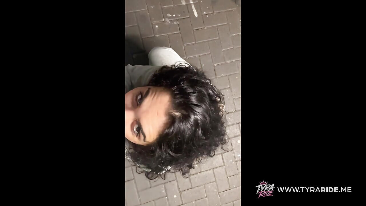 Yeşil iç çamaşırlı dövmeli büyük memeli esmer poz veriyor
