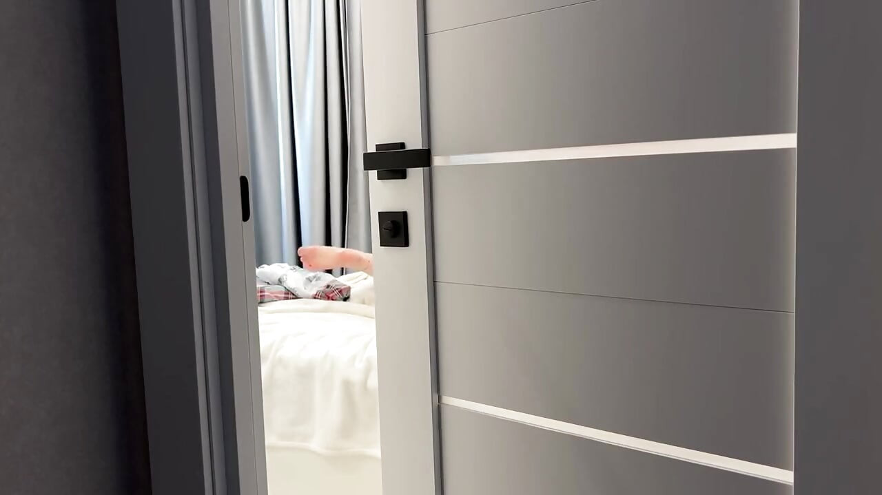 いじめっ子と継母が継息子の小さなチンコを辱める