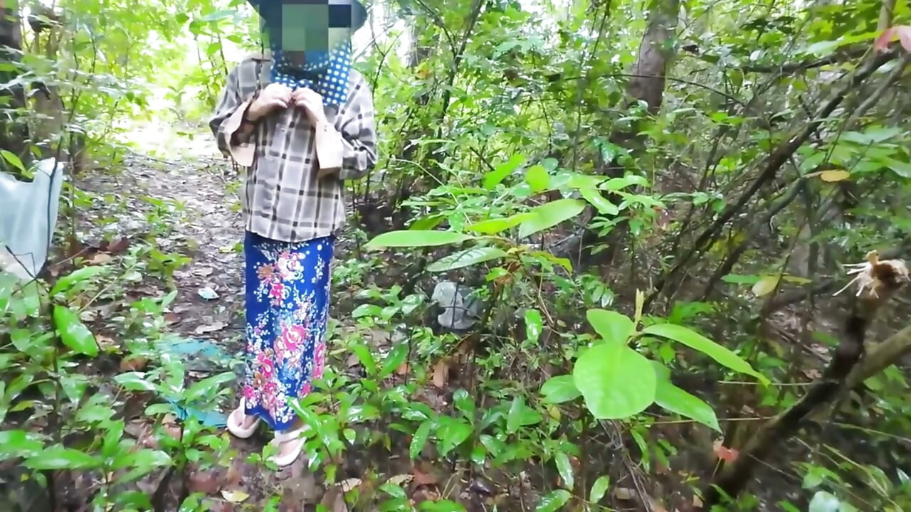 Thai Teenagers get Lost in the Forest and get Horny, so they have Sex.