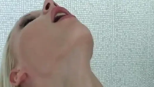 Di bak mandi ada banyak hal yang bisa dilakukan untuk dua lesbian