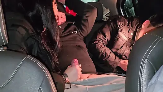 Schmutzige schlampen lutschen schwanz im Uber vor der party! Klopfen, klopfen