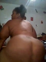 Black BBW shakin' her ass and touching herself