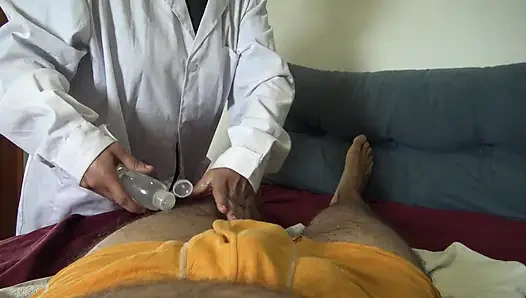 Fisioterapisku nggak bisa menolak ketika aku menarik kontol besarku di depannya.