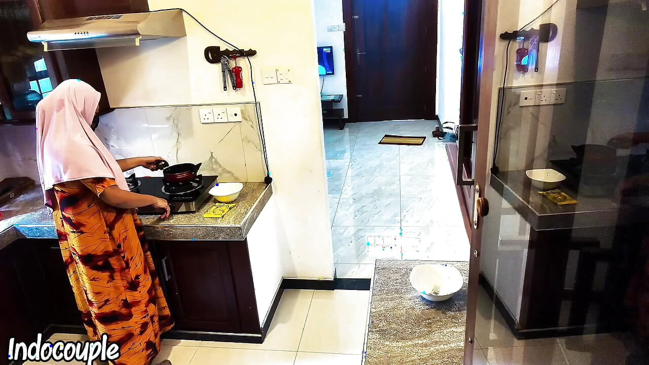 Adik berhijab memanggil saudari suami untuk memeriksa gas tidak bekerja. Pasangan bulan madu nikmat di dapur
