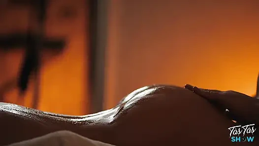 Wunderschöne brünette wird gefickt, nachdem sie ihren freund betrogen hat