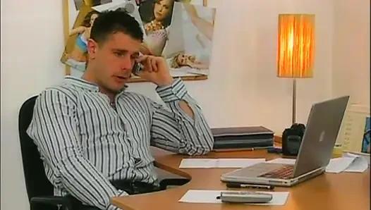 Девушка-блондинка показывает ее мокрую и тугую киску